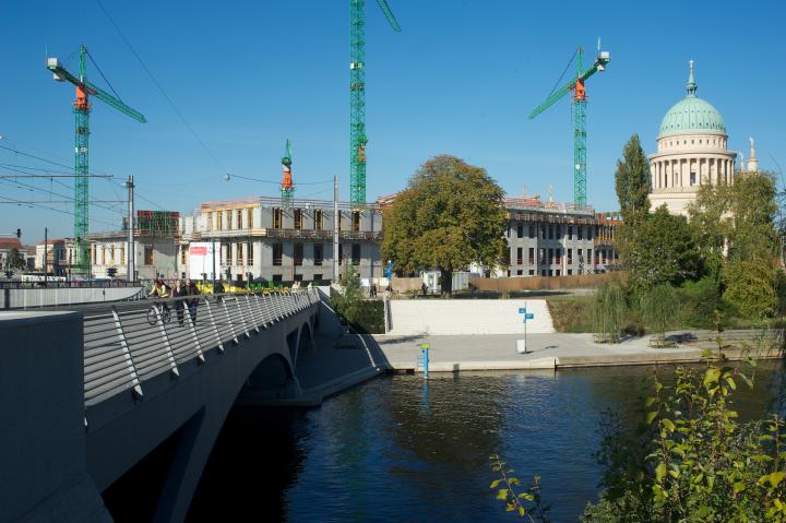 Blick vom Hauptbahnhof über die „Alte Fahrt“ Richtung Landtag 