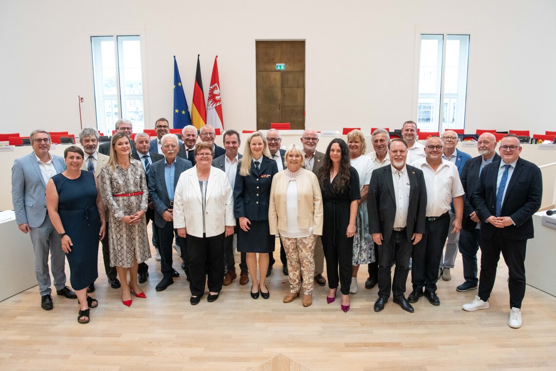 Gruppenbild der Landtagsabgeordneten mit den Trägerinnen und Trägern der Landtagsmedaille. 