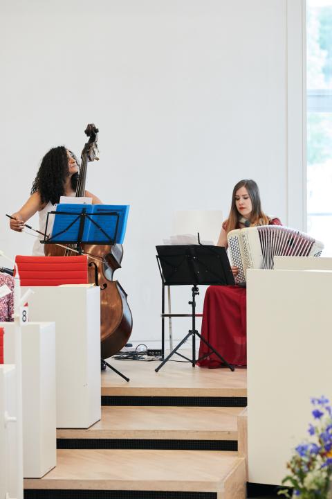 Musikalische Eröffnung des Festaktes durch Samar Hafez, Kontrabass (l.) und Yvonne Grünwald, Akkordeon (r.)