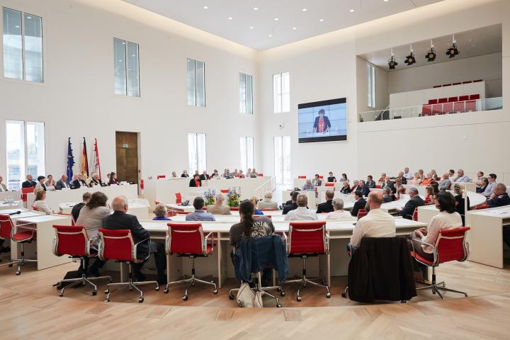 Blick in den Plenarsaal während des Grußwortes der Landtagspräsidentin Britta Stark 