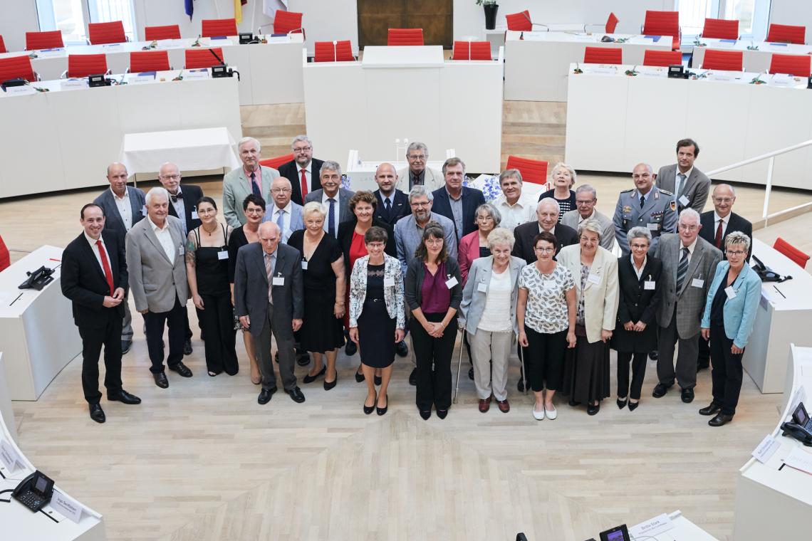 Gruppenbild der Landtagsabgeordneten mit den Trägerinnen und Trägern der Landtagsmedaille. 
