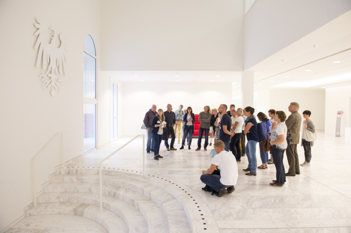 Besuchergruppe vor dem weißen Adler in der Lobby des Landtages