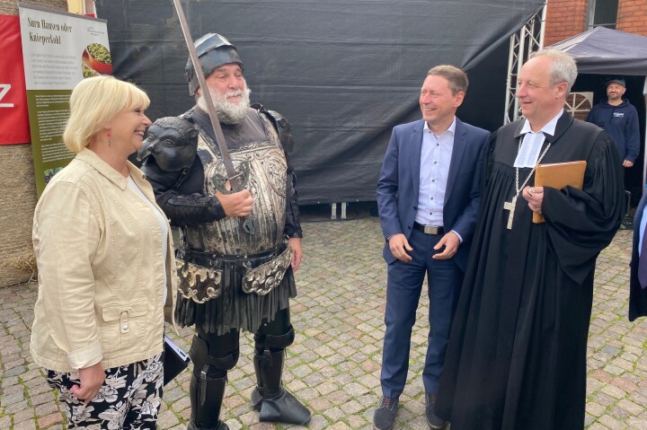 Rundgang über den Marktplatz, v. l. n. r.: Landtagspräsidentin Prof. Dr. Ulrike Liedtke, der „Roland“ von Perleberg, Bürgermeister der Stadt Perleberg Axel Schmidt und Landesbischof Dr. Christian Stäblein