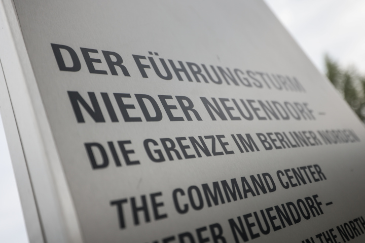 Informationstafel zum Bau der Berliner Mauer am Grenzturm Nieder Neuendorf 