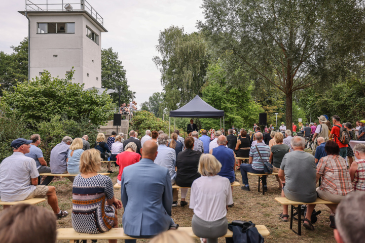 Impression der Gedenkveranstaltung zum Bau der Berliner Mauer vor 61 Jahren