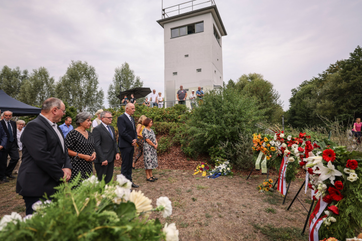 Kranzniederlegung und Schweigeminute, Vizepräsidentin des Landtages Brandenburg, Barbara Richstein (2. v. l.), Bürgermeister der Stadt Hennigsdorf, Thomas Günther (3. v. l.), Ministerpräsident Dr. Dietmar Woidke (4. v. l.) und die stellvertretende Beauftragte des Landes Brandenburg zur Aufarbeitung der Folgen der kommunistischen Diktatur, Susanne Kschenka (5. v. l.)