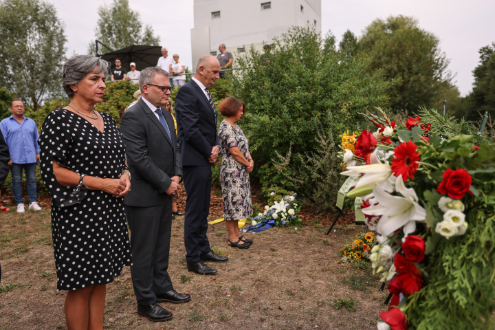 Kranzniederlegung und Schweigeminute, Vizepräsidentin des Landtages Brandenburg, Barbara Richstein (1. v. l.), Bürgermeister der Stadt Hennigsdorf, Thomas Günther (2. v. l.), Ministerpräsident Dr. Dietmar Woidke (3. v. l.) und die stellvertretende Beauftragte des Landes Brandenburg zur Aufarbeitung der Folgen der kommunistischen Diktatur, Susanne Kschenka (4. v. l.)