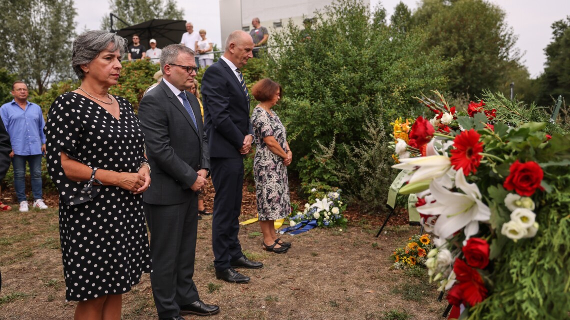 Vizepräsidentin des Landtages Brandenburg, Barbara Richstein (1. v. l.), Bürgermeister der Stadt Hennigsdorf, Thomas Günther (2. v. l.), Ministerpräsident Dr. Dietmar Woidke (3. v. l.) und die stellvertretende Beauftragte des Landes Brandenburg zur Aufarbeitung der Folgen der kommunistischen Diktatur, Susanne Kschenka (4. v. l.)