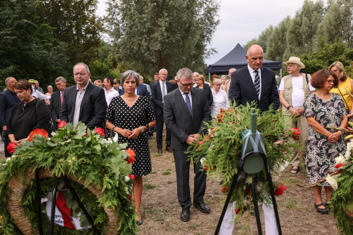 Kranzniederlegung und Schweigeminute, Vizepräsidentin des Landtages Brandenburg, Barbara Richstein (3. v. l.), Bürgermeister der Stadt Hennigsdorf, Thomas Günther (4. v. l.), Ministerpräsident Dr. Dietmar Woidke (5. v. l.) und die stellvertretende Beauftragte des Landes Brandenburg zur Aufarbeitung der Folgen der kommunistischen Diktatur, Susanne Kschenka (6. v. l.)