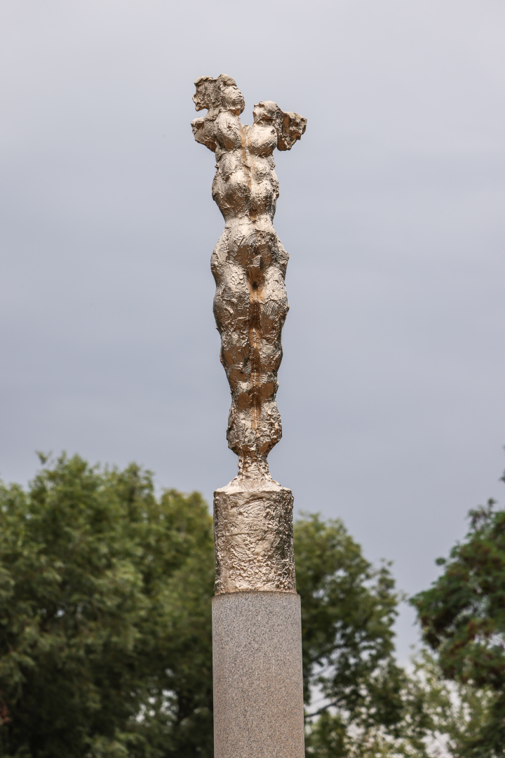 Nahaufnahme der Skulptur NIKE von Wieland Förster an der Glienicker Brücke