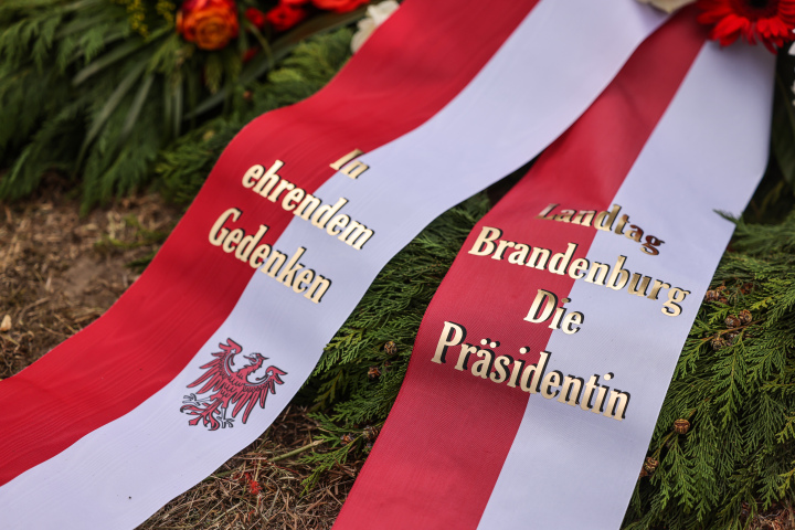 Nahaufnahme des Gedenkkranzes des Landtages Brandenburg