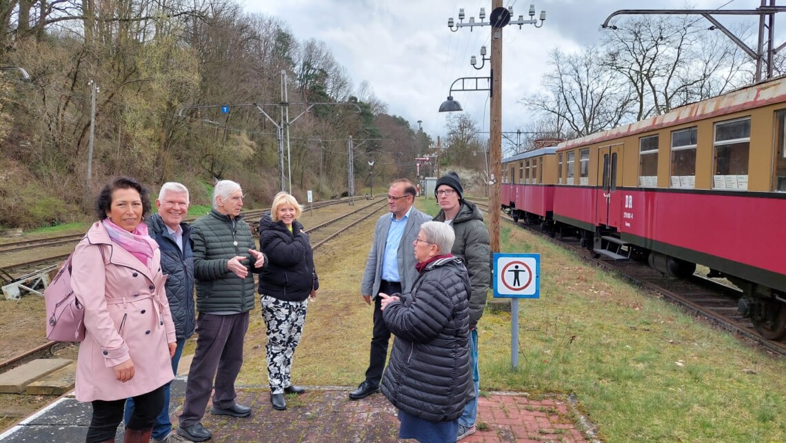 Landtagspräsidentin Prof. Dr. Ulrike Liedtke (m.) mit (v. l. n. r.): Kristy Augustin (MdL), Buckows Bürgermeister Thomas Mix, Klaus Hönicke vom Museumsverein sowie den Abgeordneten Jörg Vogelsänger (2. v. r.) und Bettina Fortunato (vorne r.).