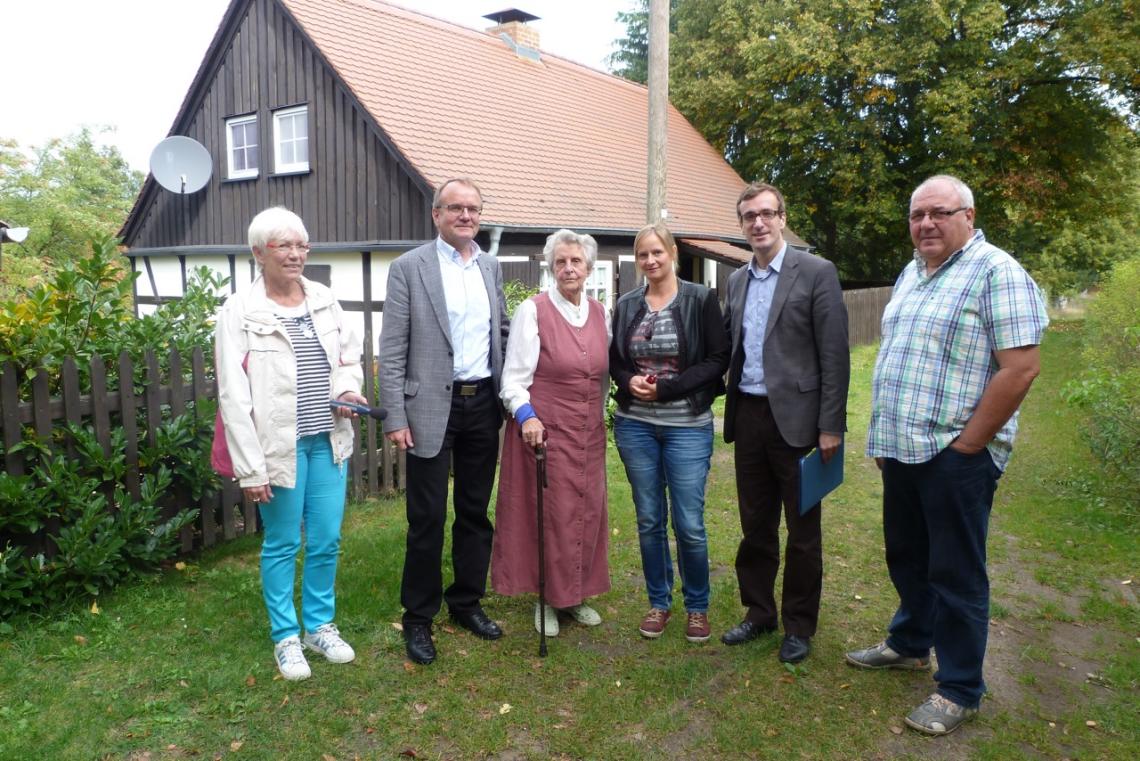 Der Vorsitzende des Petitionsausschusses Henryk Wichmann (2. v. r.) im Gespräch in Bebersee.