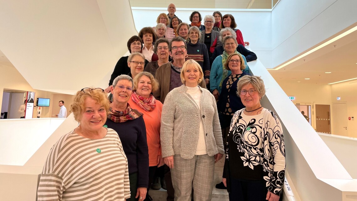 Gruppenfoto mit der Landtagspräsidentin Prof. Dr. Ulrike Liedtke (1. R. 2. v. r.) und die ehrenamtlich Engagierten im Anschluss an das gemeinsame Gespräch.