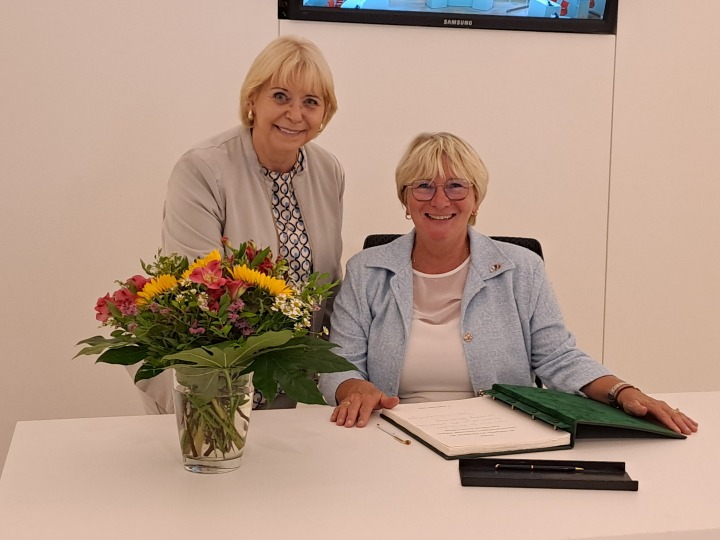 Präsidentin Prof. Dr. Ulrike Liedtke (l.) und die Präsidentin des Parlaments der Deutschsprachigen Gemeinschaft Belgiens, Patricia Creutz-Vilvoye (r.)
