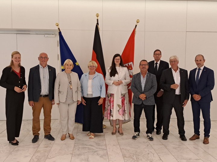 Präsidentin Prof. Dr. Ulrike Liedtke (3. v. l.), Vizepräsidentin Dr. Jouleen Gruhn (5. v. l.) und die Präsidentin des Parlaments der Deutschsprachigen Gemeinschaft Belgiens, Patricia Creutz-Vilvoye (4. v. l.) mit Delegationsmitgliedern aus Ostbelgien und Landtagsabgeordneten.