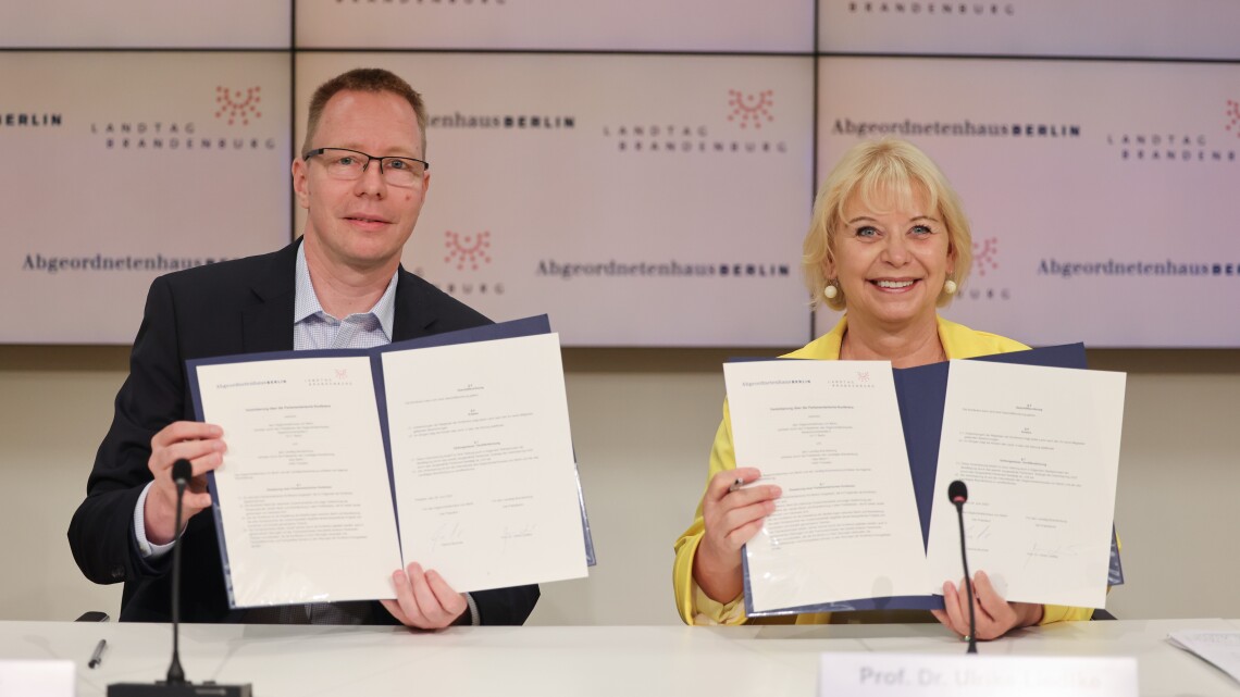 Landtagspräsidentin Prof. Dr. Liedtke (r.) und der Präsident des Abgeordnetenhauses von Berlin Dennis Buchner (l.) mit der unterzeichneten Verwaltungsvereinbarung zur Zusammenarbeit in der Parlamentarischen Konferenz.