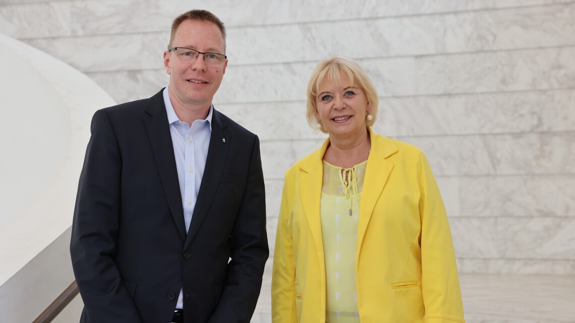 Landtagspräsidentin Prof. Dr. Ulrike Liedtke (r.) und der Präsident des Abgeordnetenhauses von Berlin, Dennis Buchner (l.), haben in der Parlamentarischen Konferenz den Vorsitz inne.