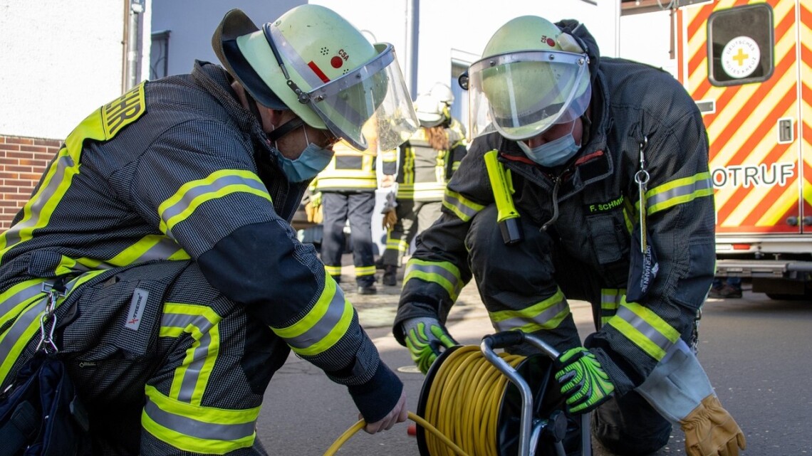 Rettungsdienst und Feuerwehr im Einsatz (Symbolbild)