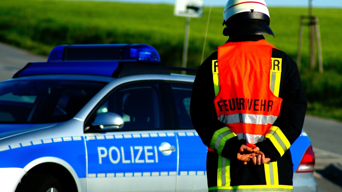 Polizeiauto und Feuerwehrmann (Symbolfoto)