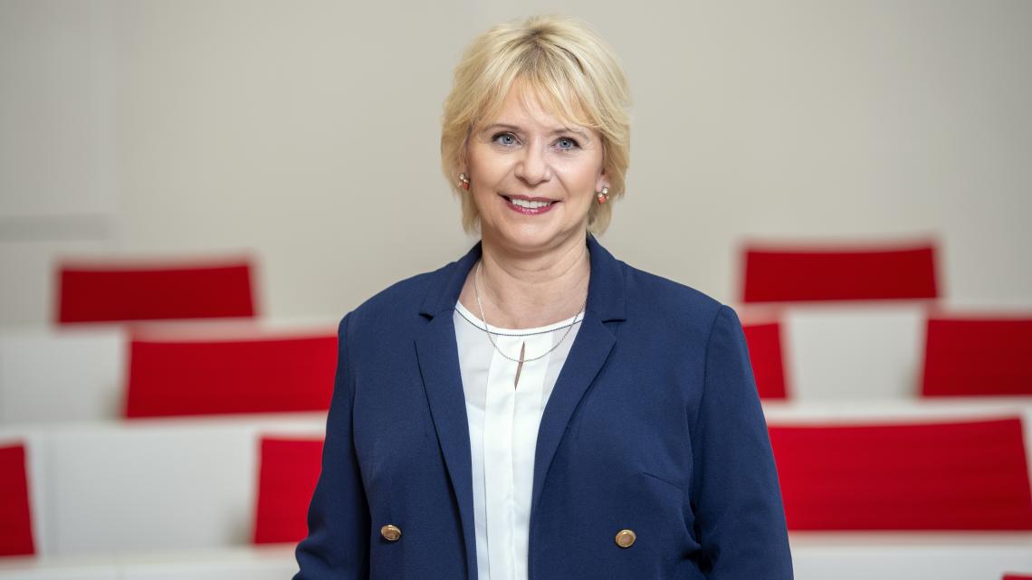 Landtagspräsidentin Prof. Dr. Ulrike Liedtke im Plenarsaal des Landtages