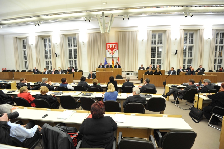 Blick in den Plenarsaal im Landtagsgebäude auf dem Potsdamer Brauhausberg