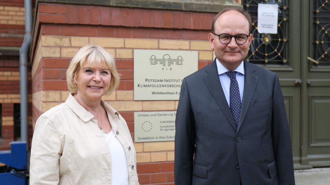 Landtagspräsidentin Prof. Dr. Ulrike Liedtke (l.) und der Direktor des Potsdam-Instituts für Klimafolgenforschung, Prof. Dr. Ottmar Edenhofer (r.).