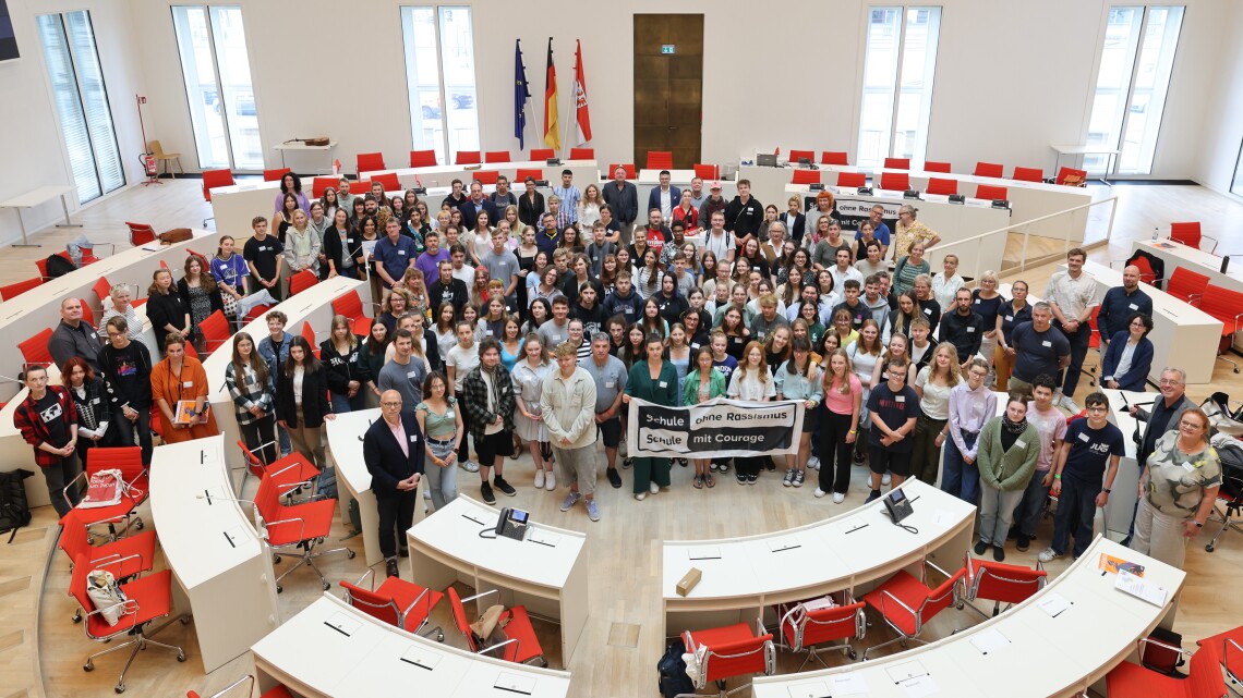 Gruppenfoto aller Teilnehmerinnen und Teilnehmer des Landestreffens der „Schulen ohne Rassismus – Schulen mit Courage“ 2023