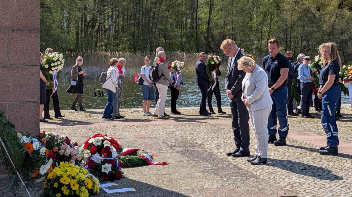 Landtagspräsidentin Prof. Dr. Ulrike Liedtke und der Antisemitismusbeauftragte des Landes Brandenburg, Andreas Büttner, verneigen sich in Ravensbrück vor den Opfern der nationalsozialistischen Diktatur.