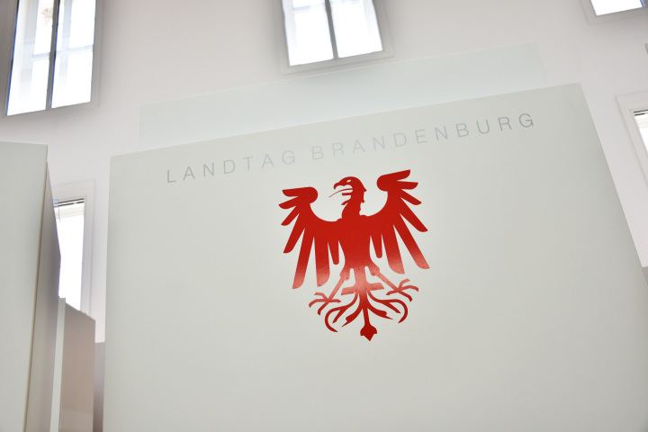 Roter Adler auf dem Redepult im Plenarsaal des Landtages