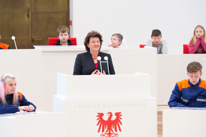 Landtagpräsidentin Britta Stark begrüßt die Jugendlichen im Landtag.