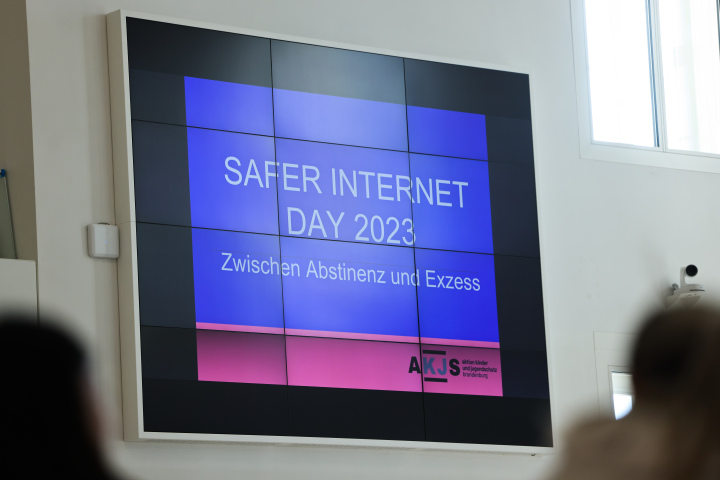 Safer Internet Day 2023 mit dem Motto "Zwischen Abstinenz und Exzess"