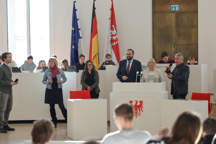 Austausch zwischen SchülerInnen und Abgeordneten des Landtages. V. l. n. r.: Kathrin Dannenberg (DIE LINKE), Landes-Kinder- und Jugendbeauftragte Katrin Krumrey, Gordon Hoffmann (CDU), Landtagspräsidentin Prof. Dr. Ulrike Liedtke und Helmut Barthel (SPD).