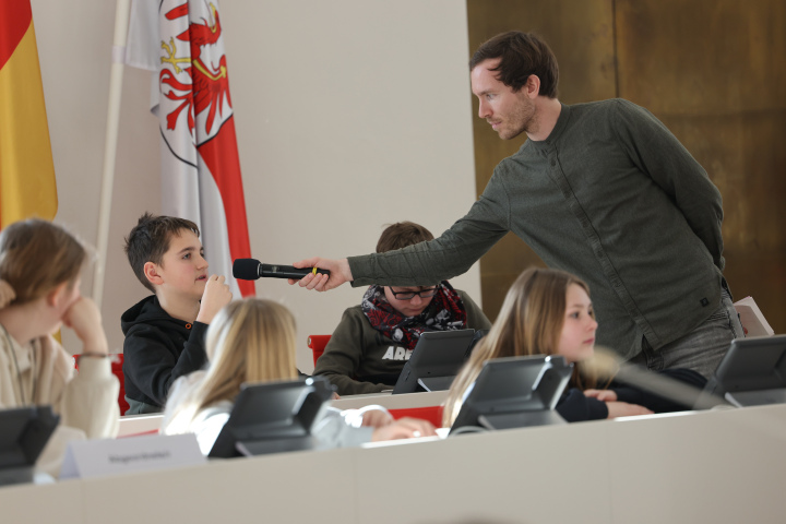 Austausch zwischen SchülerInnen und Abgeordneten des Landtages.