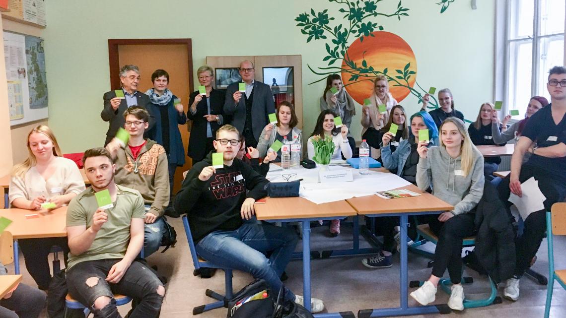 Gruppenfoto zur Dialogveranstaltung am OSZ Teltow-Fläming mit den Schülerinnen, Schülern und Abgeordneten.