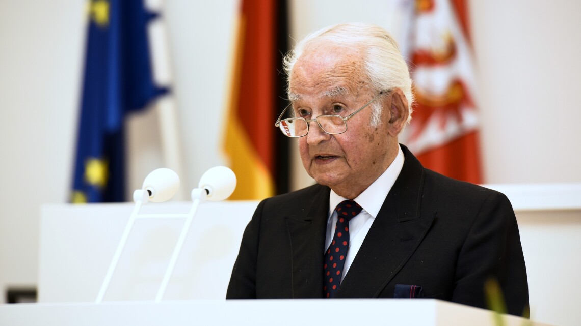 Leon Schwarzbaum hielt anlässlich der Gedenkstunde zum „Tag der Befreiung vom Nationalsozialismus und der Beendigung des zweiten Weltkrieges in Europa“ am 8. Mai 2016 im Plenarsaal des Landtages Brandenburg eine der Hauptreden.