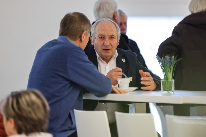 Ankunft der Gäste zur Dialogveranstaltung in der Lobby des Landtages