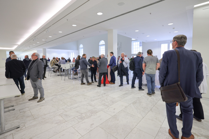 Ankunft der Gäste zur Dialogveranstaltung in der Lobby des Landtages