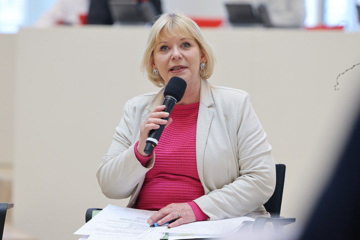 Landtagspräsidentin Prof. Dr. Ulrike Liedtke eröffnet die Frage- und Diskussionsrunde