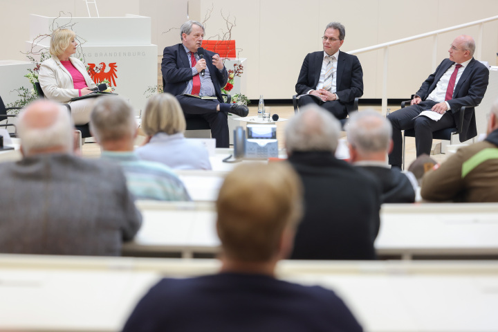 Teilnehmer im Podium, v. l. n. r.: Landtagspräsidentin Prof. Dr. Ulrike Liedtke, Geschäftsführer des Städte- und Gemeindebundes Brandenburg e.V. Jens Graf, Prof. Dr. Thorsten Ingo Schmidt von der Universität Potsdam und der Leiter der Kommunalabteilung im Innenministerium Marc Lechleitner