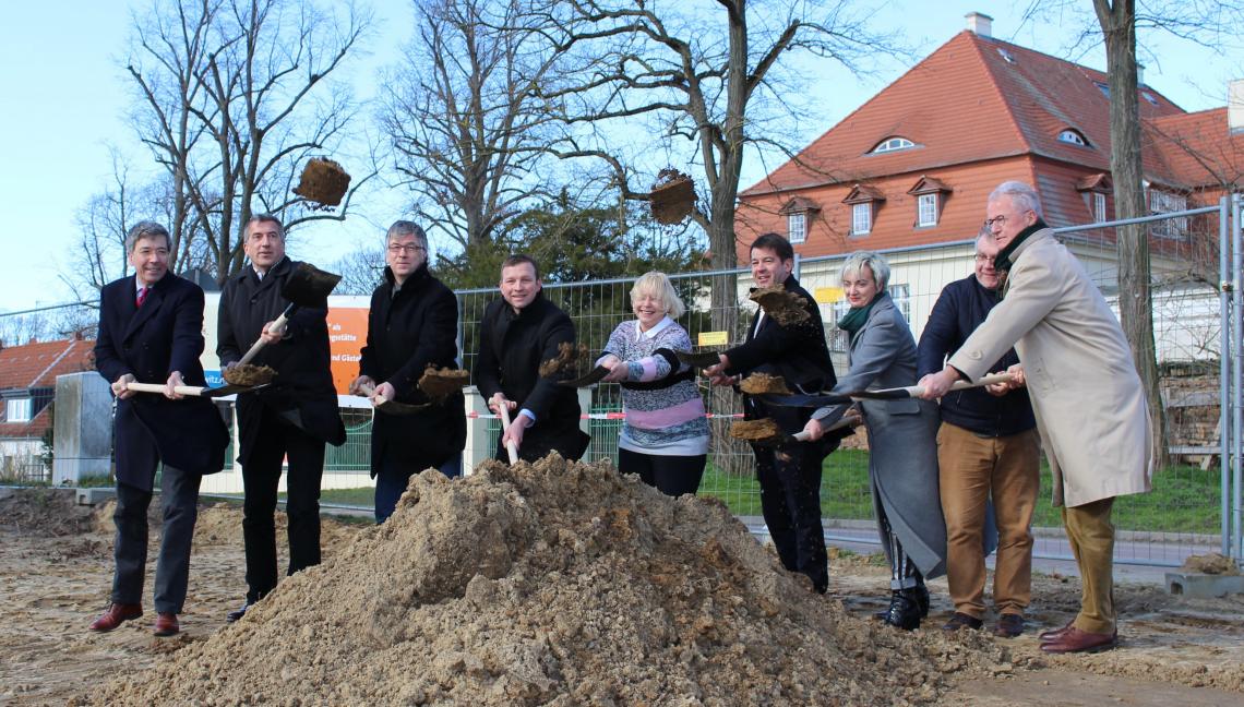 Landtagspräsidentin Ulrike Liedtke beim ersten Spatenstich zum Neubau in der Begegnungsstätte Schloss Gollwitz