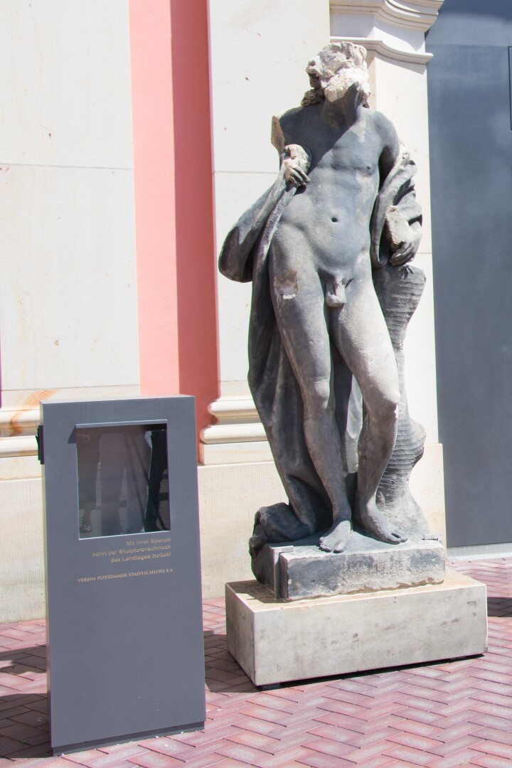 Die Spendenbox zugunsten des Skulpturenschmucks wurde am 18. Juni 2019 im Innenhof des Landtags öffentlich vorgestellt. Die neben der Spendenbox befindliche Originalfigur stammt von der Hofinnenseite des Stadtschlosses und konnte trotz ihrer starken Beschädigung als Perdix identifiziert werden.