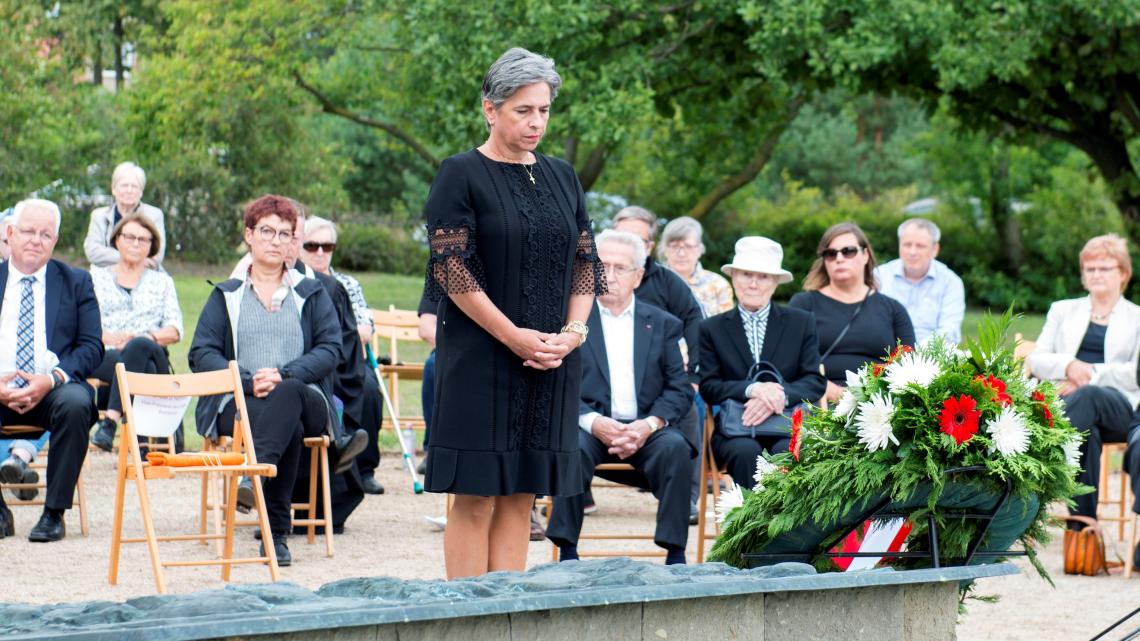 Die Vizepräsidentin des Landtages, Barbara Richstein, hat in der Gedenkstätte Sachsenhausen der Errichtung des sowjetischen Speziallagers auf dem ehemaligen KZ-Gelände gedacht.