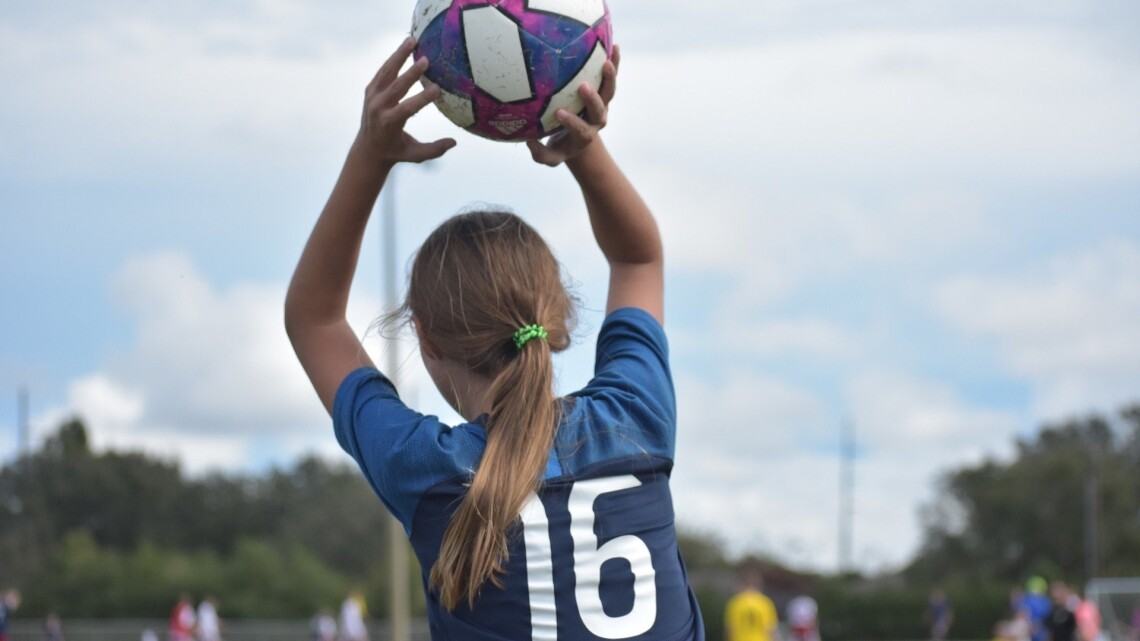 Mädchen beim Fußballspielen (Symbolbild)