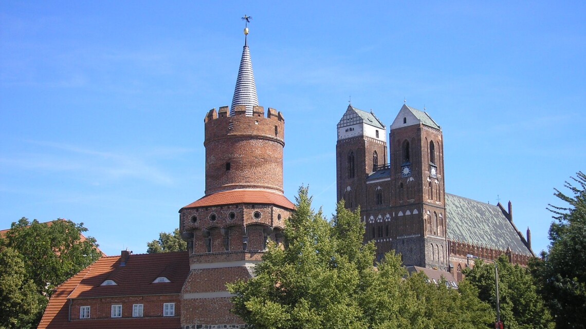 Blick auf den Turm des Mitteltors und die Marienkirche der Stadt Prenzlau