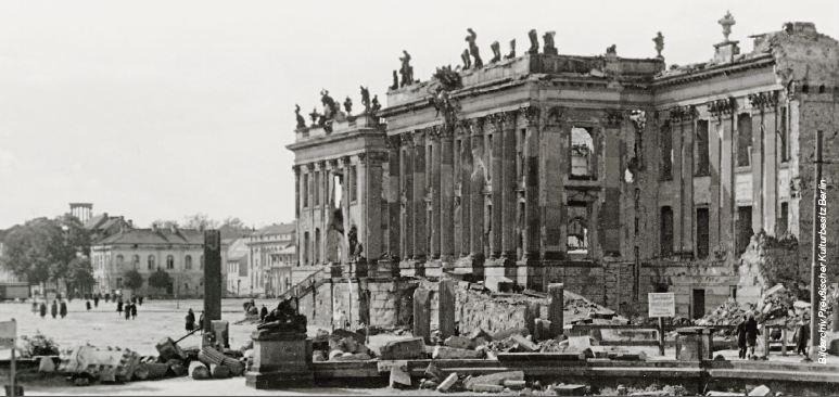 Ruine des Stadtschlosses nach 1945