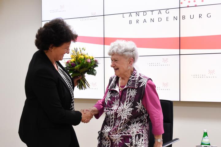Landtagspräsidentin Britta Stark dankt der 93. jährigen Zeitzeugin Annerose Matz-Donath für ihre Teilnahme an der Ausstellungseröffnung.