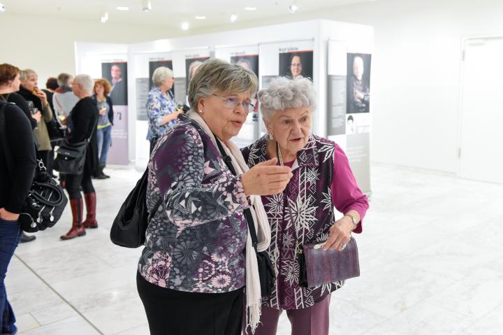 Tatjana Sterneberg (l.) vom Förderverein Begegnungs- und Gedenkstätte Hoheneck e. V. und die Zeitzeugin Annerose Matz-Donath (r.) im Gespräch.