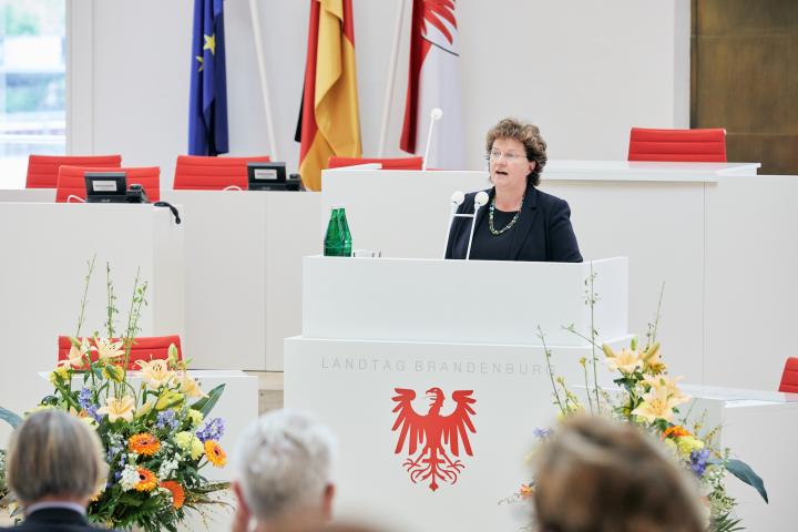Begrüßung der Landtagspräsidentin Britta Stark zur Gedenkstunde im Landtag