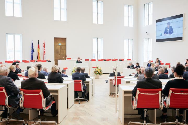 Blick in den Plenarsaal während der Begrüßung der Landtagspräsidentin Britta Stark zur Gedenkstunde im Landtag